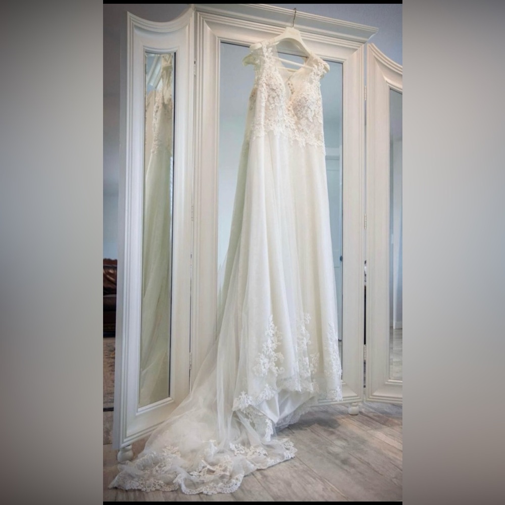 Chic Ivory Lace Bridal Gown